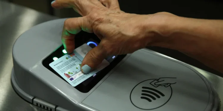 Νέο σύστημα tap ‘n’ pay σε λεωφορεία, ηλεκτρικό και μετρό: Τέλος οι «επισκέψεις» στα μηχανήματα για εισιτήρια