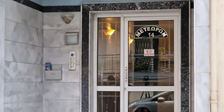 Θεσσαλονίκη: Ο αδερφός βρήκε νεκρή την 42χρονη – Με ψαροντούφεκο προσπάθησε να αυτοκτονήσει ο πατέρας της