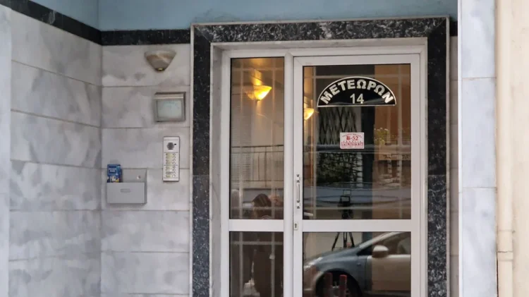 Θεσσαλονίκη: Ο αδερφός βρήκε νεκρή την 42χρονη – Με ψαροντούφεκο προσπάθησε να αυτοκτονήσει ο πατέρας της