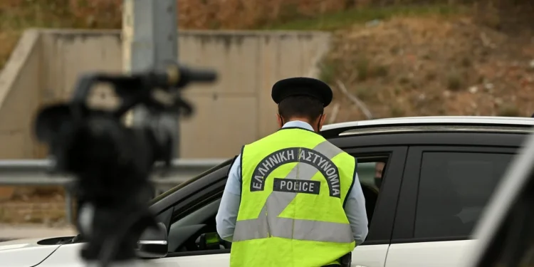 Χαλκιδική: 65χρονη στάθμευσε παράνομα και δάγκωσε τον αστυνομικό που πήγε να της “κόψει” κλήση