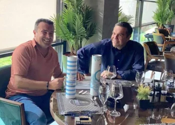 Τα δώρα Τσίπρα στον Ζάεφ: Ούζο, μαστίχα Χίου και ένα λεύκωμα για τις ελληνικές θάλασσες