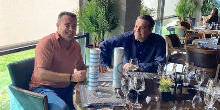 Τα δώρα Τσίπρα στον Ζάεφ: Ούζο, μαστίχα Χίου και ένα λεύκωμα για τις ελληνικές θάλασσες