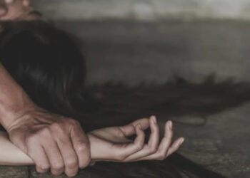 Σοκ στην Αττική: Ανήλικοι βίασαν 13χρονη μέσα σε προαύλιο σχολείου – Ο ένας τράβηξε βίντεο και το έστειλε στους φίλους της