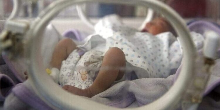 Παιδίατρος πέρασε για «φερμουάρ» τη σπονδυλική στήλη βρέφους – 13χρονη γέννησε σε τουαλέτα