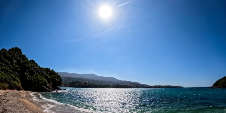 Βελτιώνεται από σήμερα ο καιρός: Έρχεται «μίνι καλοκαίρι» με 30άρια