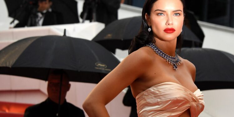 Η Αντριάνα Λίμα απαντά στα σχόλια για επεμβάσεις: «Είμαι μια κουρασμένη μαμά»