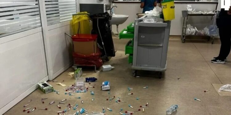 Άνδρας σε αμόκ έκανε «γυαλιά – καρφιά» τα επείγοντα του Νοσοκομείου Αγρινίου