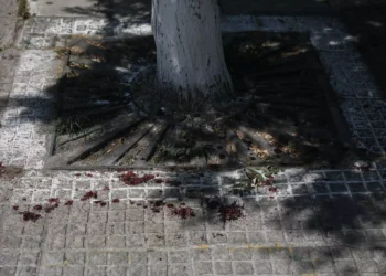 Ομόνοια: Αιμόφυρτος άνδρας μπήκε σε κατάστημα και ζητούσε βοήθεια – Τον μαχαίρωσαν σε συμπλοκή τοξικομανών