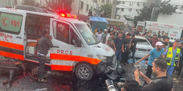 Γάζα: Πλήγμα σε φάλαγγα ασθενοφόρων έξω από το νοσοκομείο Αλ Σίφα – Τουλάχιστον 13 νεκροί και 26 τραυματίες