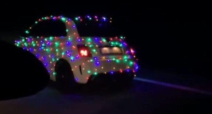 Viral – Έκανε το αυτοκίνητο του Xριστουγεννιάτικο δέντρο
