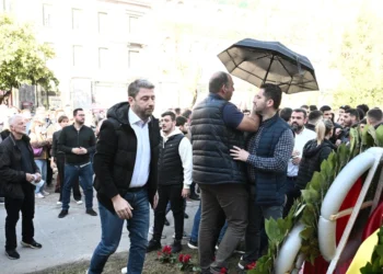 Δείτε τη στιγμή που πετούν καφέδες στον Ανδρουλάκη στο Πολυτεχνείο – Τους απέκρουσαν με… ομπρέλες