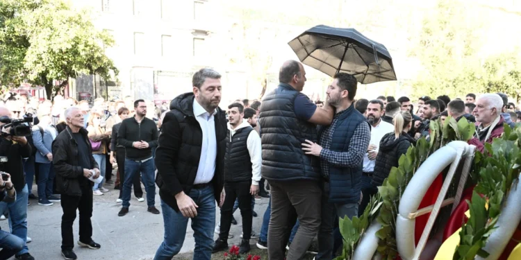 Δείτε τη στιγμή που πετούν καφέδες στον Ανδρουλάκη στο Πολυτεχνείο – Τους απέκρουσαν με… ομπρέλες