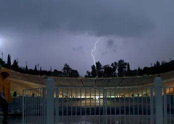 Η κακοκαιρία Oliver έφτασε στην Αττική: Καταιγίδα και κεραυνοί τα ξημερώματα – Ποιες περιοχές θα επηρεάσει σήμερα