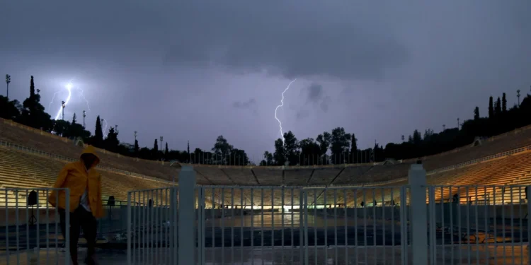 Η κακοκαιρία Oliver έφτασε στην Αττική: Καταιγίδα και κεραυνοί τα ξημερώματα – Ποιες περιοχές θα επηρεάσει σήμερα