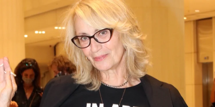 Θέμις Μπαζάκα: Ιερείς ζητούν έμμεσα τον αφορισμό της επειδή είπε «να πάψουν τα Θρησκευτικά από το σχολείο»