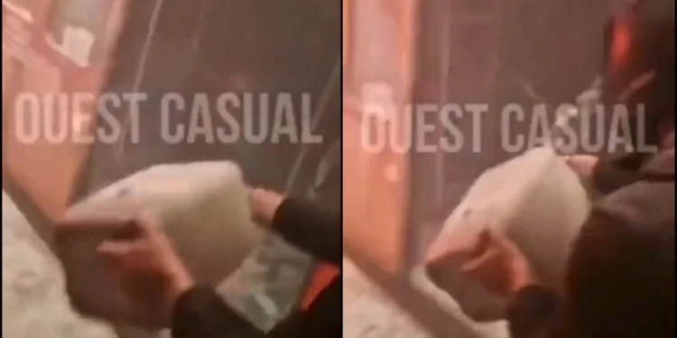 Η στιγμή που ακροδεξιοί ρίχνουν βενζίνη σε βαγόνι με απλούς πολίτες και αντιφασίστες: «Κάψ’ τους», φώναζαν (vid)