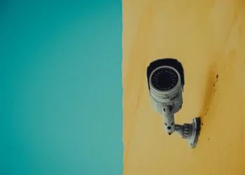 Αλαλούμ με κάμερες που μπήκαν σε σχολεία