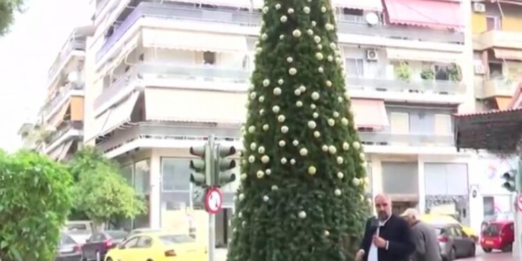 Απίστευτο: Έκλεψαν τα στολίδια και από το δέντρο στα Σεπόλια (VIDEO)