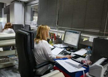 Δημόσιοι υπάλληλοι: Πόσοι είναι στην Ελλάδα & πώς κατανέμονται (πίνακες)