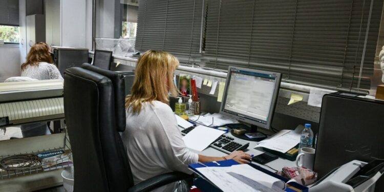 Δημόσιοι υπάλληλοι: Πόσοι είναι στην Ελλάδα & πώς κατανέμονται (πίνακες)