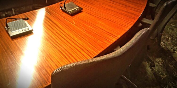 Εκλεγμένοι δημοτικοί σύμβουλοι με… οφειλές – Λαμβάνουν «ραβασάκια» για να μη χάσουν τη θέση τους