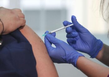 Εμβόλια covid-19: Στο εδώλιο πρωθυπουργός και πρώην υπουργοί Υγείας