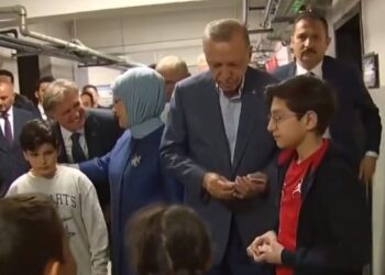 «Ήρθε ο παππούς Ταγίπ»: Ο Ερντογάν μοίραζε τουρκικές λίρες σε παιδιά στη Γερμανία – Φυσικά όχι Ευρώ»