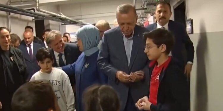 «Ήρθε ο παππούς Ταγίπ»: Ο Ερντογάν μοίραζε τουρκικές λίρες σε παιδιά στη Γερμανία – Φυσικά όχι Ευρώ»