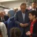 «Ήρθε ο παππούς Ταγίπ»: Ο Ερντογάν μοίραζε τουρκικές λίρες σε παιδιά στη Γερμανία – Φυσικά όχι Ευρώ»