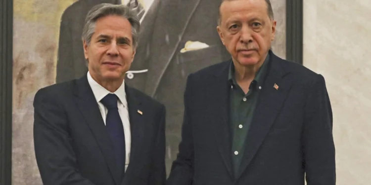 Γιατί «αναγκάστηκε» ο Μπλίνκεν να πάει στην Άγκυρα – «Ταύρος εν υαλοπωλείω» ο Ερντογάν με Ισραήλ και Δύση