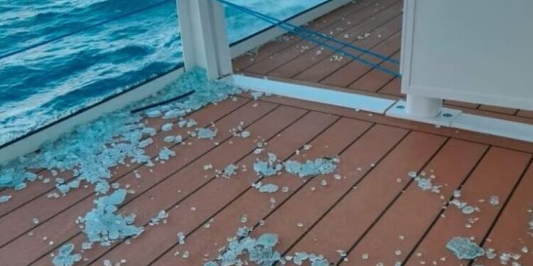 Εφιάλτης στη θάλασσα: Κρουαζιέρα τρόμου με 100 τραυματίες στον Βισκαΐκό Κόλπο – «Το πλήρωμα έκλαιγε»