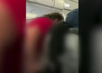 Χάος σε πτήση: Γυναίκα προσπάθησε να κάνει την ανάγκη της στο διάδρομο του αεροπλάνου