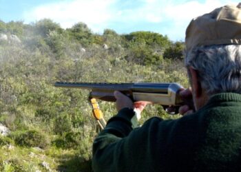 Αχαΐα: Κυνηγός «κάρφωσε» την καραμπίνα στο στήθος δασοφύλακα