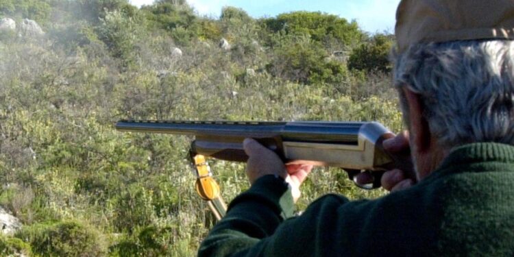 Αχαΐα: Κυνηγός «κάρφωσε» την καραμπίνα στο στήθος δασοφύλακα