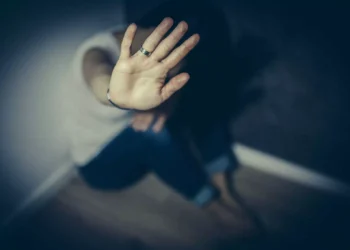 «Μαϊμού» αστυνομικός στην Καβάλα κατηγορείται για βιασμούς γυναικών και ληστείες σε διαμέρισμα Airbnb