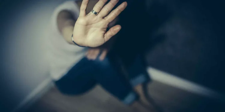 «Μαϊμού» αστυνομικός στην Καβάλα κατηγορείται για βιασμούς γυναικών και ληστείες σε διαμέρισμα Airbnb