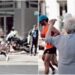 Μαραθώνιος: Η ηλικιωμένη που εμψύχωνε όλους τους δρομείς «σα να ήταν παιδιά της» – Δείτε βίντεο