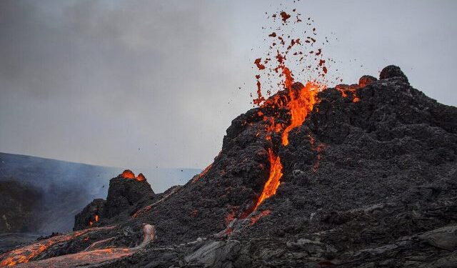Τρόμος στην Ισλανδία: Βρυχάται το ηφαίστειο Φαγκραντάλσφιαλ – Η πόλη που θα «σβηστεί» από το χάρτη(Βίντεο)