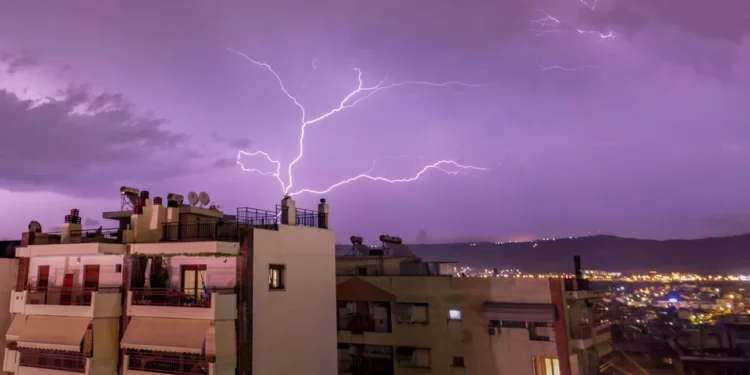 Στο μάτι της κακοκαιρίας σήμερα η χώρα -Προειδοποιήσεις για ισχυρές καταιγίδες και χαλάζι, η πρόβλεψη ανά περιοχή