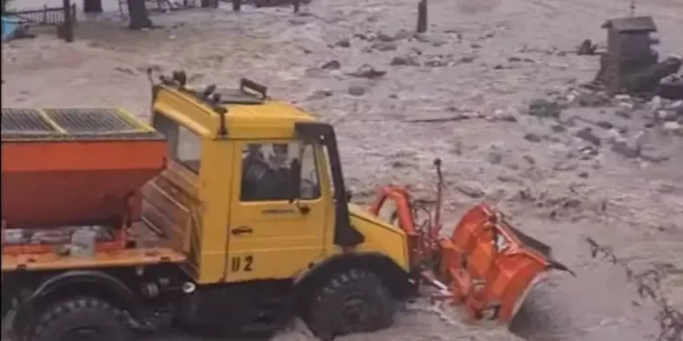 Κακοκαιρία: «Πνίγεται» η ορεινή Καλαμπάκα – Κατολίσθηση στην Εθνική Οδό Ιωαννίνων- Κοζάνης