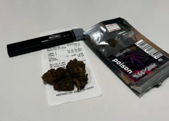 Σε περίπτερα και μίνι μάρκετ πωλούνται ελεύθερα ακόμη και σε ανήλικους στικ κάνναβης