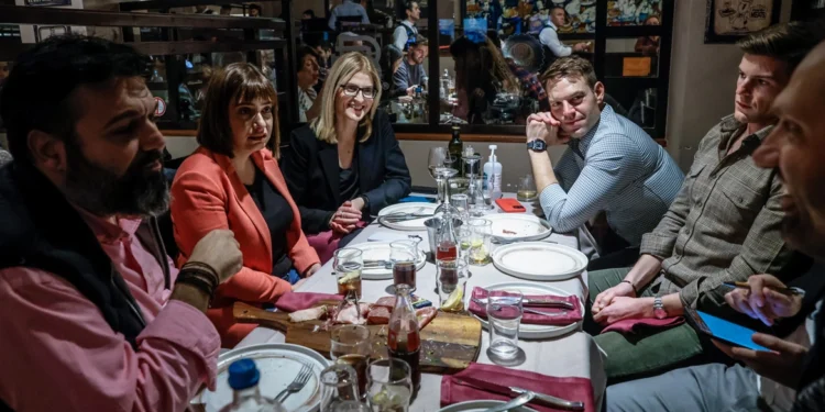 Νυχτερινή «σύσκεψη» στο Basegrill – Ο Κασσελάκης με Τάιλερ και Αυγέρη, Σβίγγου, Βασιλειάδη