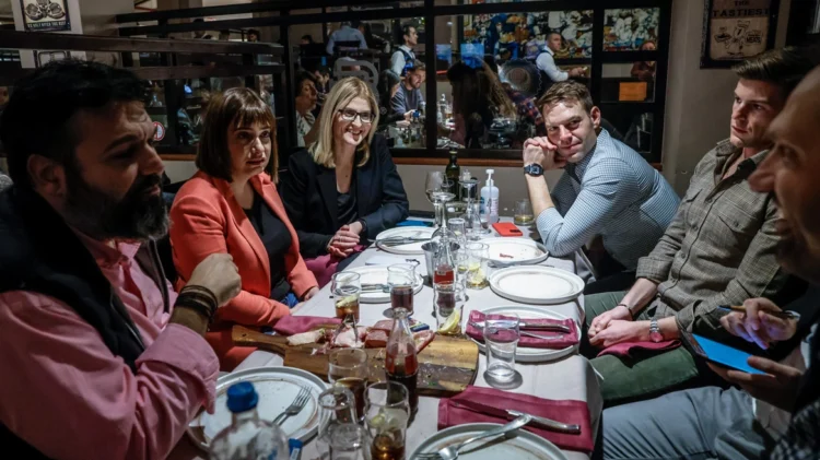 Νυχτερινή «σύσκεψη» στο Basegrill – Ο Κασσελάκης με Τάιλερ και Αυγέρη, Σβίγγου, Βασιλειάδη