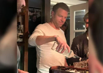 Βροχή αποχωρήσεων στον ΣΥΡΙΖΑ και ο Στέφανος Κασσελάκης… σφηνάκια στις Σπέτσες