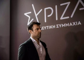 Στέφανος Κασσελάκης: Αποχώρησε από την Πολιτική Γραμματεία του ΣΥΡΙΖΑ την ώρα που μιλούσε ο Διονύσης Τεμπονέρας