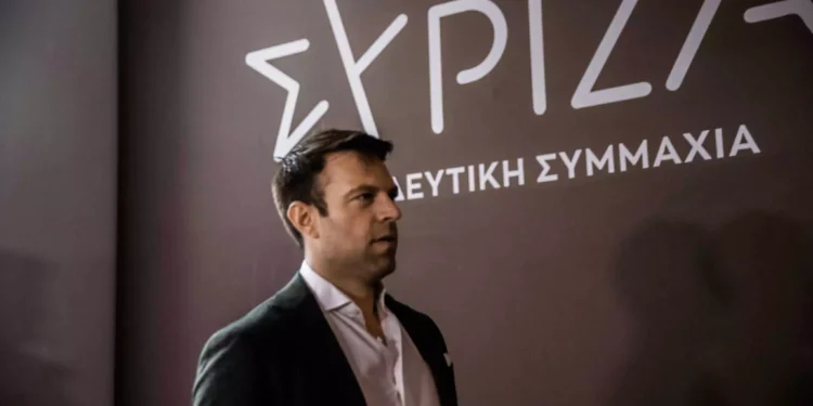 Στέφανος Κασσελάκης: Αποχώρησε από την Πολιτική Γραμματεία του ΣΥΡΙΖΑ την ώρα που μιλούσε ο Διονύσης Τεμπονέρας
