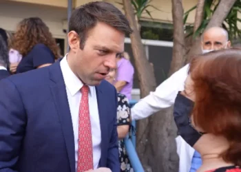 «Μη με παρεξηγήσεις, είσαι Αριστερός;», ρώτησε γυναίκα τον Κασσελάκη στον Ευαγγελισμό