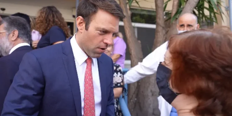 «Μη με παρεξηγήσεις, είσαι Αριστερός;», ρώτησε γυναίκα τον Κασσελάκη στον Ευαγγελισμό