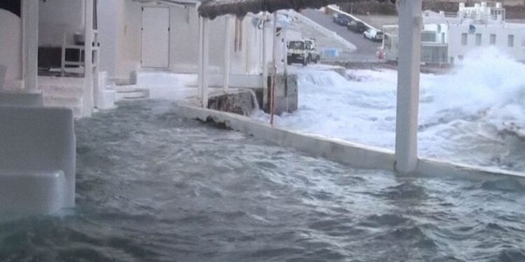 Κακοκαιρία Bettina: Mετατράπηκε σε πισίνα η μικρή Βενετία στη Μύκονο