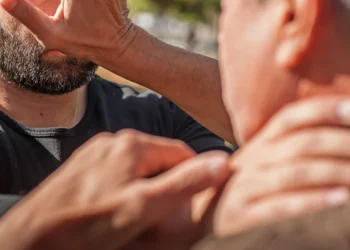 Θεσσαλονίκη: Πήγε στο σπίτι της εν διαστάσει συζύγου του– Καβγάδισε με τον εραστή της και κατέληξε στο νοσοκομείο